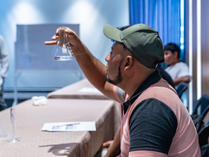 Estudiante aprendiendo acuicultura online con formación práctica y teórica
